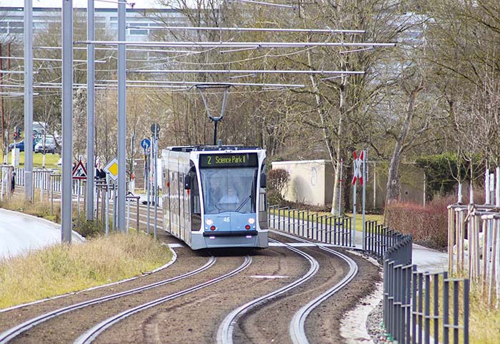Combino Nummer 46 auf dem Weg zum SciencePark II. Hier wird die Gleistrasse begrünt.