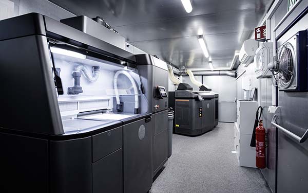 Der Container ist mit einem industriellen 3D-Drucker ausgestattet.