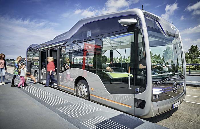 2016 rollt der vollautomatische Future Bus durch Amsterdem, dessen Design Basis für den neuen eCitaro ist.