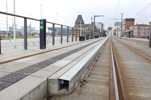 Hochklappbare Bahnsteigkante
