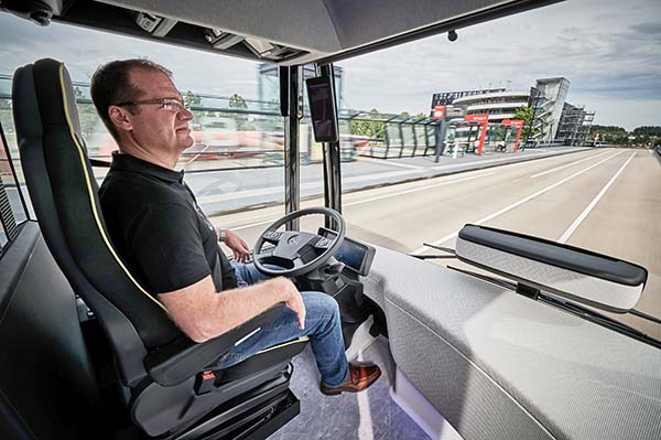 Arbeitsloser Fahrer im Future Bus