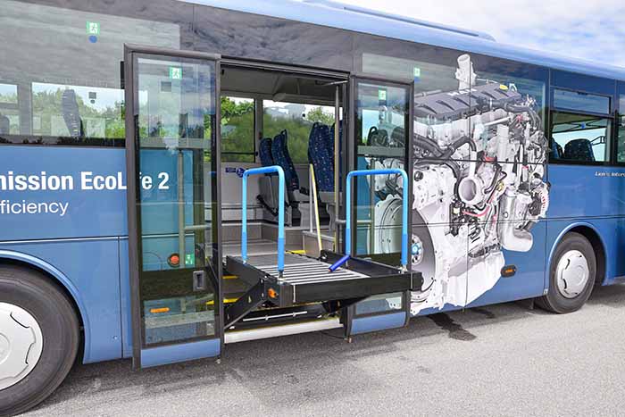 Der Hübner-Rollstuhllift an der mittleren Tür wird vom Fahrer bedient.