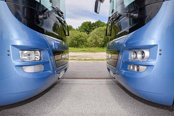 Optional ist der MAN Lion’s Intercity auch mit LED-Scheinwerfern in Spot-Bauweise erhältlich (rechts), die das LED-Tagfahrlicht ergänzen.