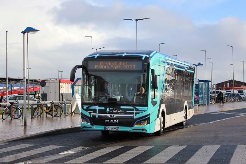 Ein vollelektrischer MAN-Solobus wartet am 19. Januar 2023 am ZOB in Westerland auf die Fahrgäste.