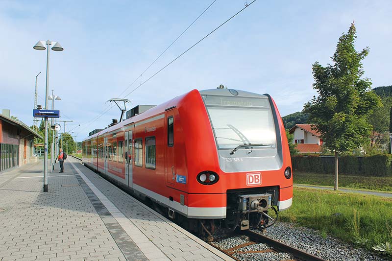 Im Jahr 2017 war der zweiteilige 426 528-6 der DB-Tochter Südostbayernbahn auf dem Weg nach Traustein.