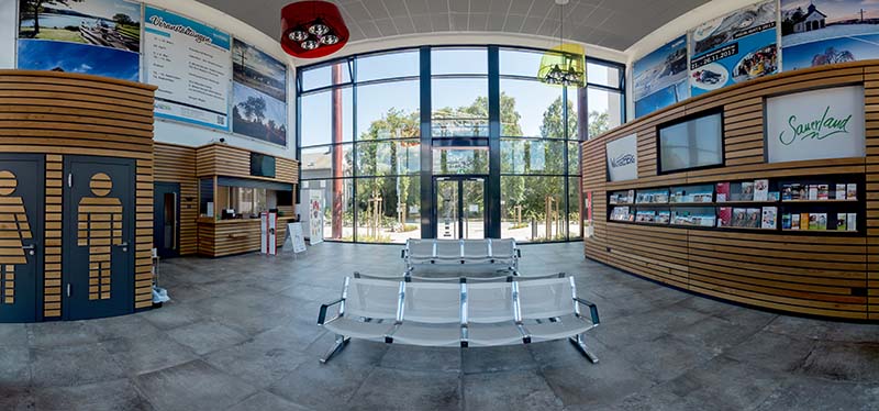 Die Bahnhofshalle präsentiert sich hell und freundlich.