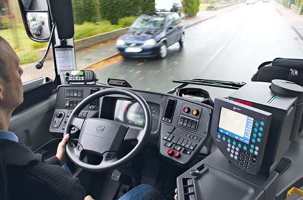 Der Fahrerplatz des Hybridbusses