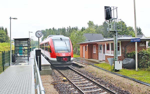 In Oppendorf entstand ein neuer Bahnsteig gegenüber dem alten Empfangsgebäude.