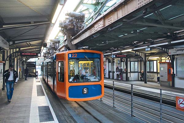 Ein GTW 72, hier in der Station Landgericht, soll voraussichtlich erhalten bleiben.